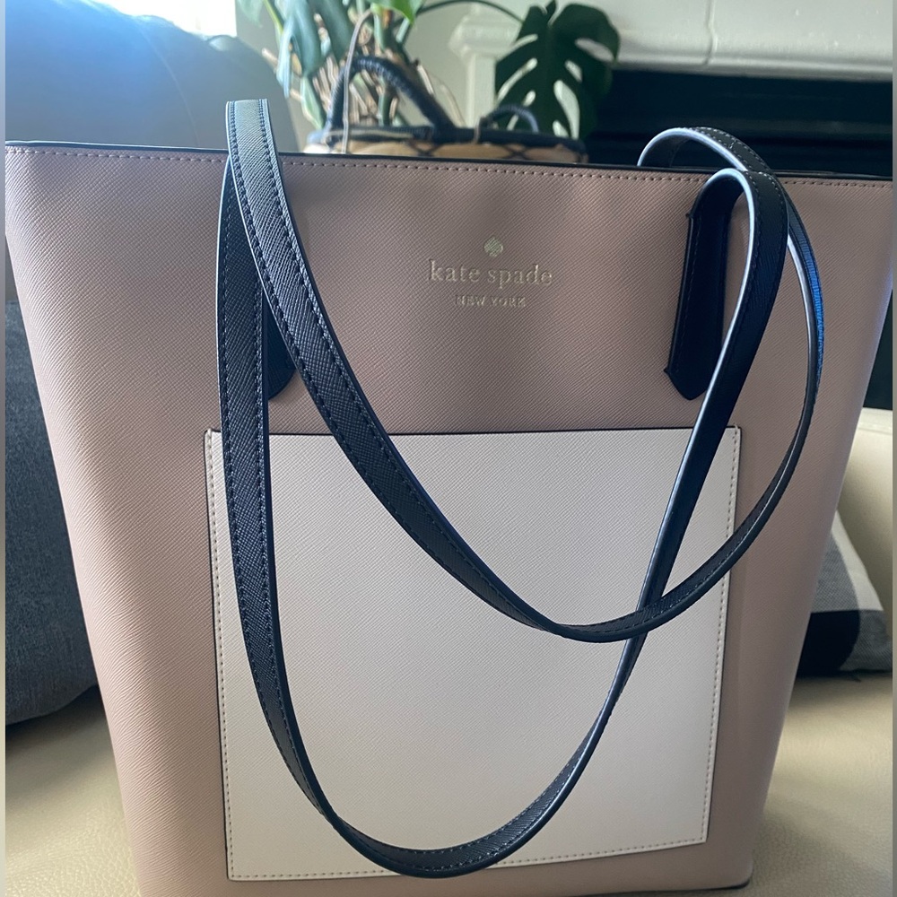 Trendy Neutral Kate Spade ♠️ purse.